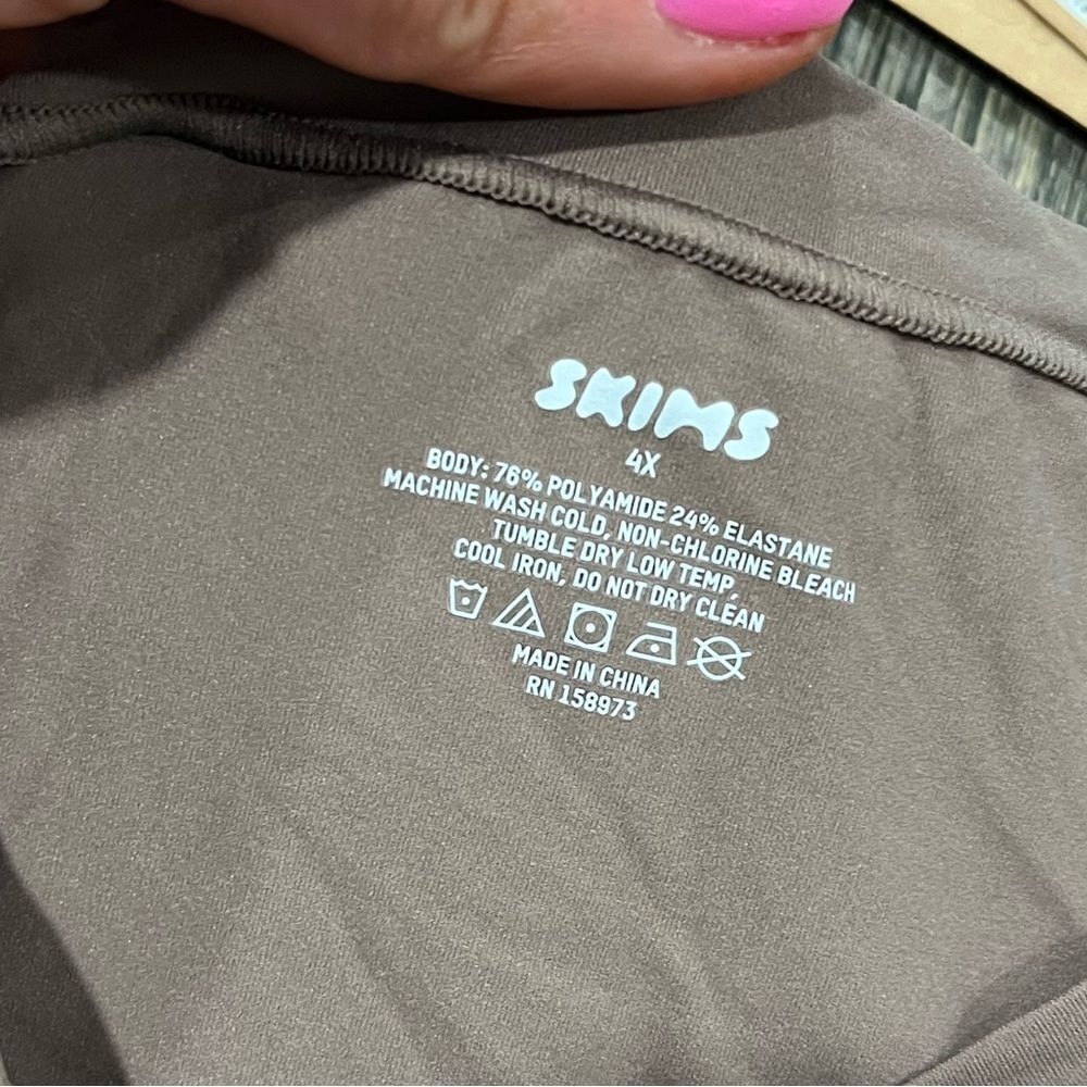NWT Skims Fits Everybody Super Cropped T-Shirt Short Sleeve Stretch Umber 4X - Picture 3 of 4